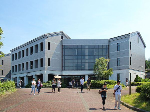 Sinh viên Đại học Osaka năng động và kỷ luật